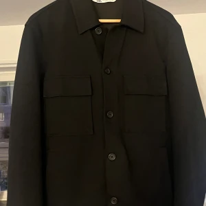 Zara overshirt - Svart zara overshirt i storlek L. Skriv för fler bilder eller andra frågor.
