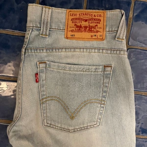 Levi’s 603 jeans - Levi’s gamla 603 jeans. De är väldigt lågmidjade. Storleken som står är W28 L32, men de är kanske en s eller xs. Säljer för att de är för små för mig. Skriv privat för bilder med de på