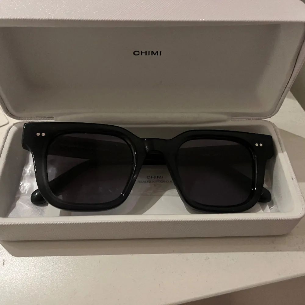 Super snygga solglasögon från chimi i modellen 04 dark grey. Köptes i början av sommaren 2023 men knappt använda. Väldigt bra skick. Pris kan diskuteras💕. Accessoarer.