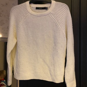 Vero Moda stickad 🤍 - Är för liten i armarna så ingen poäng att ha kvar, men mysig och skön