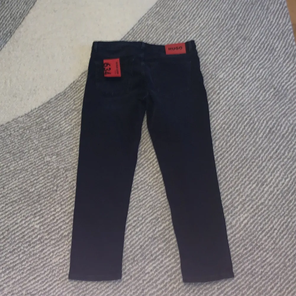 Säljer nu dessa Hugo boss jeansen med en riktigt fet tvätt, helt nya och endast testade, tags osv finns kvar som man kan se på bilden Nypris 1000💥 Mitt pris - 250💥. Jeans & Byxor.