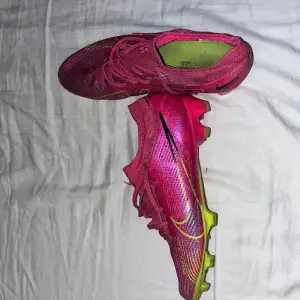 Säljer mina Nike air zoom fotbollskor, bra skick, (inga skador) dubbarna inte alls slitna. Lägg gärna prisförslag 