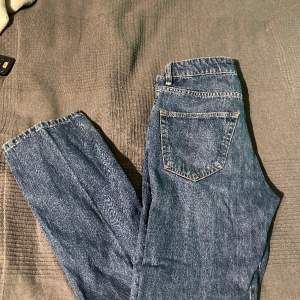 Blåa jeans från jack&jones i storlek 29/30 skicket är ca 8/10. Skriv vid funderingar.👖