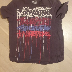 Skater tröja - Denna tröja passar alla då den är oversized. Jag har aldrig andvänt den så den är i nytt skick. Dma om du har frågor och priset kan diskuteras 😊