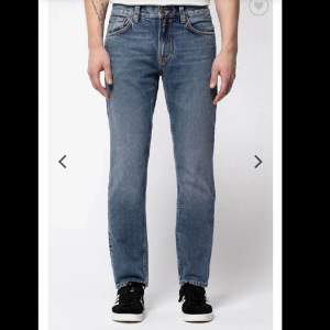 Säljer dessa feta nudie jeans i modellen Gritty Jacksson. Köpte dem för 1200 och skicket är mycket bra. Waist 30 Length 32