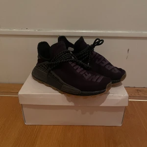 Adidas NMD HU - Säljer mina NMDs humen race skor då de är för små och inte används på ett tag. Får med boxen plus extra skosnören. Skick 9-10. Använd fåtal gånger.