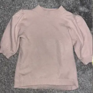 Säljer en jätte fin rosa stickad t-shirt!🩷 Den är ifrån name it och är i storleken 152, men sitter som xs!  Gott skick dock lite Nopprig!