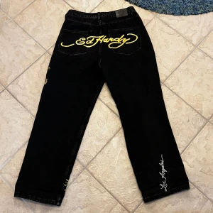 Ed Hardy Jeans - Hej! Då var det dags för mig att sälja mina Ed Hardy Jeans. De har använts sparsamt och har enbart väck nertill från när jag har vikt upp dem. Mått: Midja: 40cm, Benöppning: 23cm, Ytterbenslängd: 103cm, Innebenslängd: 73cm. Hör av dig vid frågor!👍