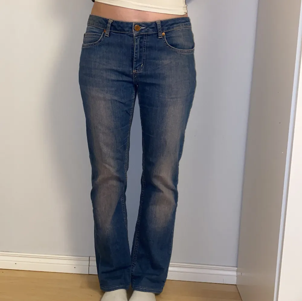 Acne Jeans med 90s boot och low waist. Jeansen har bronziga detaljer så som knappar och går även superbra att ha bälte i. . Jeans & Byxor.