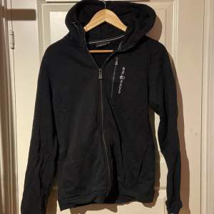 Säljer min sail racing hoodie för den är för liten. Storlek 176. Ny pris 1000kr mitt pris 199kr