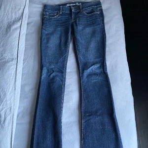 Lågmidjade bootcut jeans  - Jättefina mörkblå lågmidjade bootcut jeans som tyvärr inte kommer till användning!  De är ner till marken på mig som är 170 ungefär  Hör av er för fler bilder! 