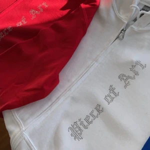 Rhinestone hoodie - Rhinestone hoodie som har en otroligt bra passform på kroppen.  Storlekarna finns i S, M Färger : Svart/Vit/Vinröd/Mörkblå/RoyalBlå Du köper via ”köp nu” knappen. Som  jag kommer att lägga upp en annons där färg/storlek du har valt. Hör av vid frågor