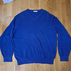 Valentino tröja - Säljer denna v-ringade Valentino tröjan! Tillverkad i 100% bomull. Storlek L utan några fel.