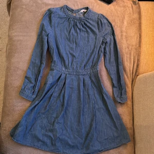 Jeansklänning & Other stories  - Superfin jeansklänning från & other stories i storlek 34. Kjolen är något klockad. Fint skick. 