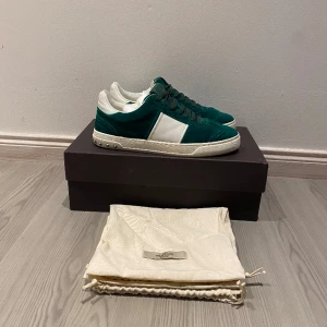 Valentino Flycrew - Hej! Säljer nu dessa feta och eftertraktade valentino flycrews, riktigt bra skick, endast en nit av men följs med. Passar 0,5-1 storlek större. 9/10 skick, kuvert, box och dustbag medföljer. Nypris ca 8000!