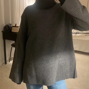 Snygg stickad polo - Från Otherstories, snygg färg som inte säljs längre. Jättenice modell med liten öppning baktill i nacken, köpt för 1000kr. 