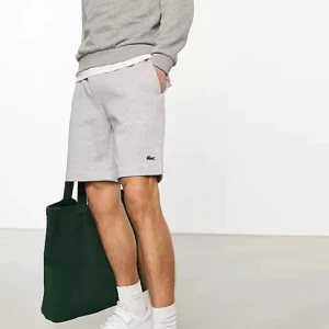 Lacoste shorts  - Säljer min broshas Lacoste shorts pga de inte passar han längre. Köpta för ca 800 kr ,bara använda 1 gång! så helt nya typ.Skriv för fler funderingar och pris kan diskuteras 😇😇😇