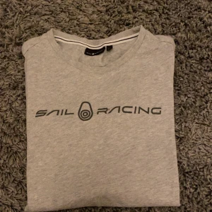 T-shirt - Tröja den sail racing i storlek S i väldigt bra skick (knappt använd)💗 Är egentligen barn storlek 160 men passar mig som har S bara så ni vet