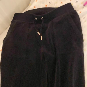 Juicy couture - Är i ganska bra skick en liten söm där nere har gott up men inget som man merker.säljer för att de är för små för mig är 169