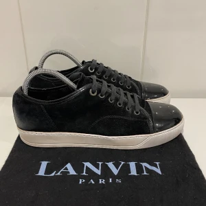 Lanvin skor  - Hej! Säljer nu dessa super populära lanvin skor. Skorna är i superfint skick 8,5/10. Inga defekter. Förutom att plastbiten på skosnöret är lite sönder. Med skorna medföljer dustbag.