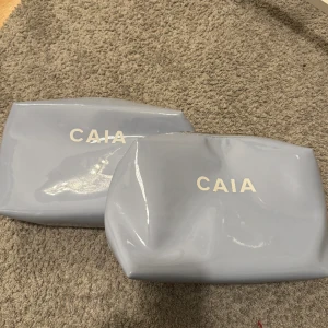 Caia nessesär  - Super fina caia nessesärer, säljer då dragkedjan gått sönder och ja flyttar mellan mig och min kille så behöver en med dragkedja och därav köpt en ny! En är använd och den ena är använd 1-2 gånger men inget som syns, 200 för båda