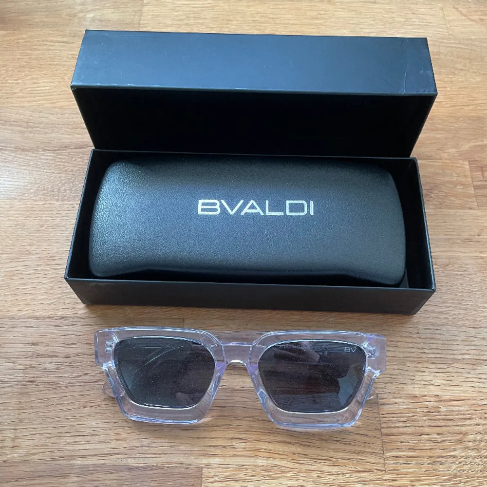 Helt nya glasögon från Bvaldi. Allt medföljer nypris 599 mitt pris 200kr✅ Mvh Doré.reselll. Övrigt.