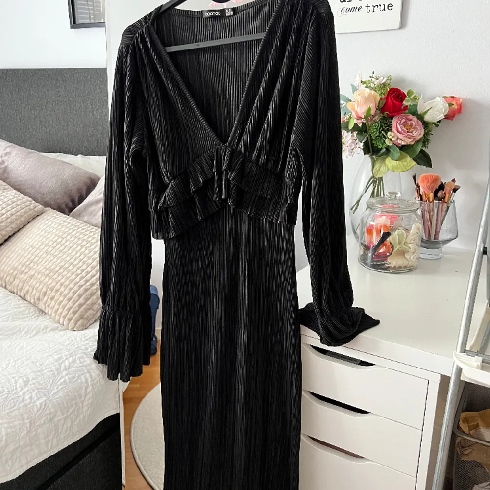 Säljer denna fina svarta klänning i storlek S, endast använd en kväll!!🤍. Klänningar.