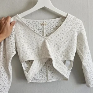 Topp - Superfin spetstopp från hollister, använd vid 1 tillfälle. Nypris runt 400❤️ säljs billigt pga flyttar utomlands