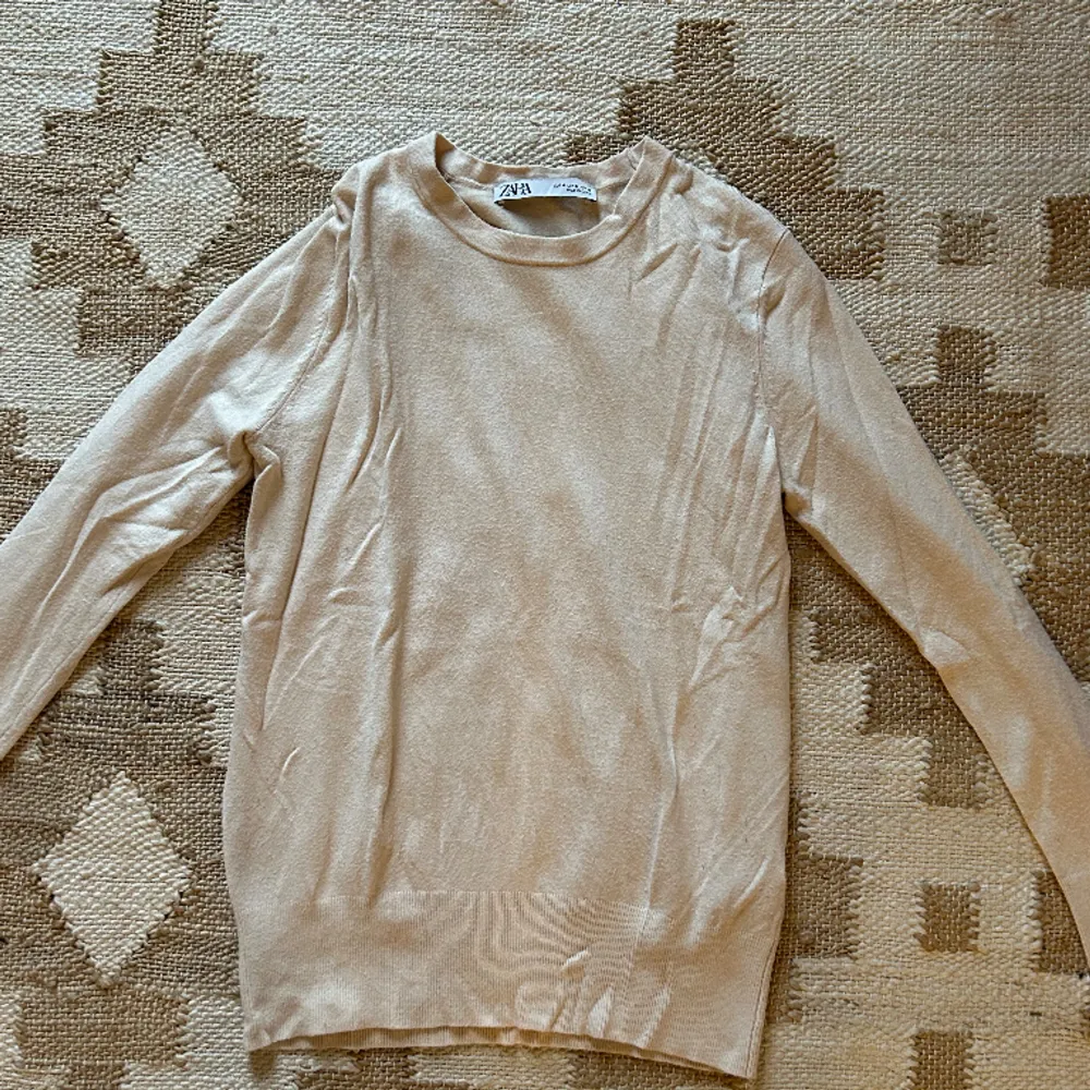 Säljer denna snygga beiga tröja från zara i storlek S. Liiite lite topprig men annars helt perfekt och inget man tänker på. Snygg till ett par blåa jeans👖 guldknappar på ärmarna. Köparen står för frakt (58kr spårbar) 🤍🥥👑👸🏽. T-shirts.