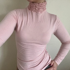 Åtsittande polotröja  - Så mjuk och söt polotröja med blommor i kragen🩷