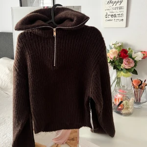 Stickad tröja  - En stickad tröja från gina tricot med prislapp på, storlek Xs men skulle säga att den även passar S då jag själv har S!🤍Köpt för 400 säljs för 150