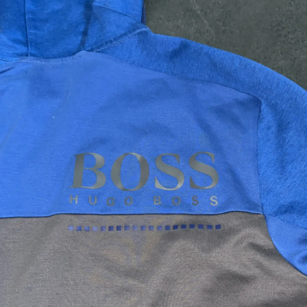 Skit snygg  tröja från hugo boss, den e dock liten i storleken så den passar M,köpt för 1500. Hoodies.