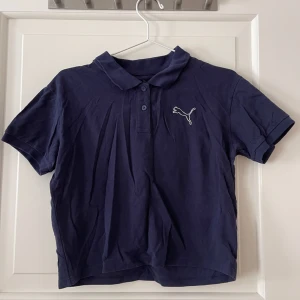 Croppad piké  - Blå piké i storlek S. Croppad. Använd ett fåtal gånger, i bra skick. Skriver inte ut märke med risk att inlägget blir borttaget. Bara att fråga om det är något du undrar! Kan mötas på Järntorget i Göteborg eller skicka, köparen står för frakt.