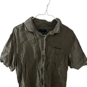 Hej, säljer denna snygga linne skjorta perfekt till sommaren. Väldigt fint skick 8,5/10. Storleken motsvarar ungefär S. 