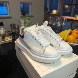 Alexander McQueen skor - Alexander McQueen skor använda sparsamt. De är i fint skick. Lite slitage innuti skon och på gamla sulan. Har bytt sulor till ett par nya vita. Några små märken på skorna men annars bra skick. Nya skosnören. Kvitto och originalbilden finns.fr Miinto 