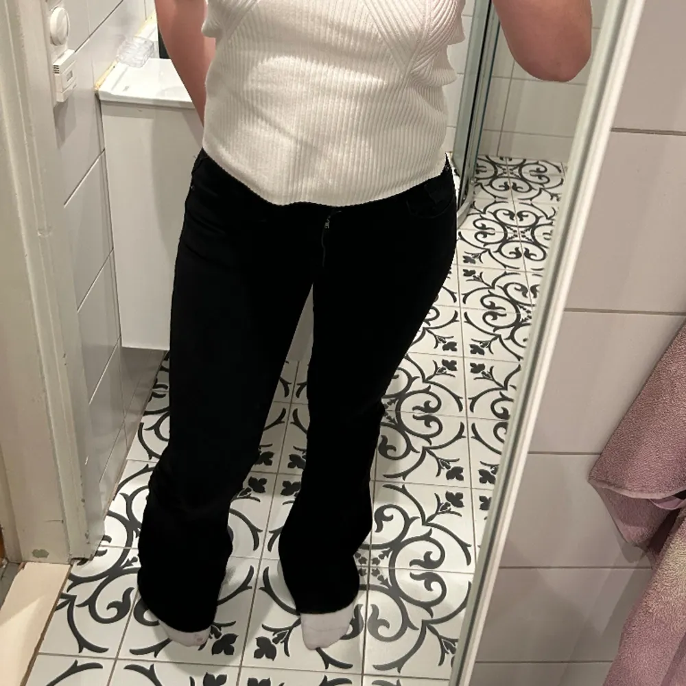 Säljer ett par snygga svarta jeans, köpta från pull and bear. Midwaist, bootcut. Fint skick, inga defekter! Väldigt långa på mig som är 160 cm lång, bra i längden till dem som är upp till 170cm långa!! Passar en XS/S. Använd gärna köp nu funktionen!☺️. Jeans & Byxor.