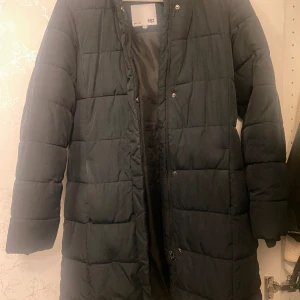 Jacka  - Svart/marinblå skift på jacka köpt från lager157 barnavdelningen men passar xs-s  