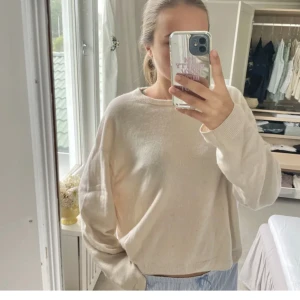 Kashmir tröja - Så fin Kashmir tröja från HM premium!❤️❤️ första bilden är lånad, de sista är mina😘säljer då jag har många liknande, kan gå ner i pris vid snabb affär!!!!