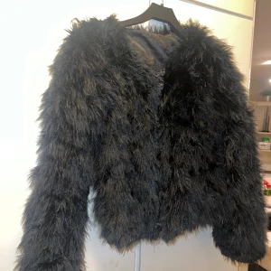Pälsjacka  - Säljer denna jackan för 45kr.  Den är välanvänd därav det billiga priset. Den har tappat lite fjun, se bild 3 för exempel. ( axeln, där jag haft väska, men går att kamma mer fjuna så att de inte syns. ) lite för sliten för min smak. Därav 45kr🥰