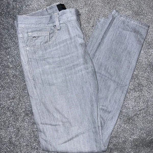 J.Lindeberg Jeans - Säljer dessa J.Lindeberg jeans då det är lite för stora för mig. Dem är riktigt snygga och är ny skick, kostar runt 1200 kr nypris.