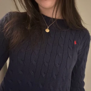 Ralph Lauren stickad tröja - Det står storlek L men skulle verkligen säga S!💕 Inga som helst hål eller defekter!🩷 Självklart äkta!