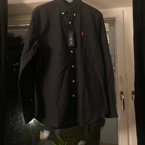 Ralph Lauren skjorta - Hej, säljer nu min sprillans nya Ralph lauren skjorta då den tyvärr inte passar mig.