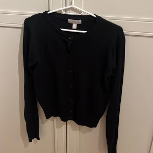 Kofta - Säljer min svarta kofta. Endast använd 1 gång, i jätte fint skick ❤️❤️
