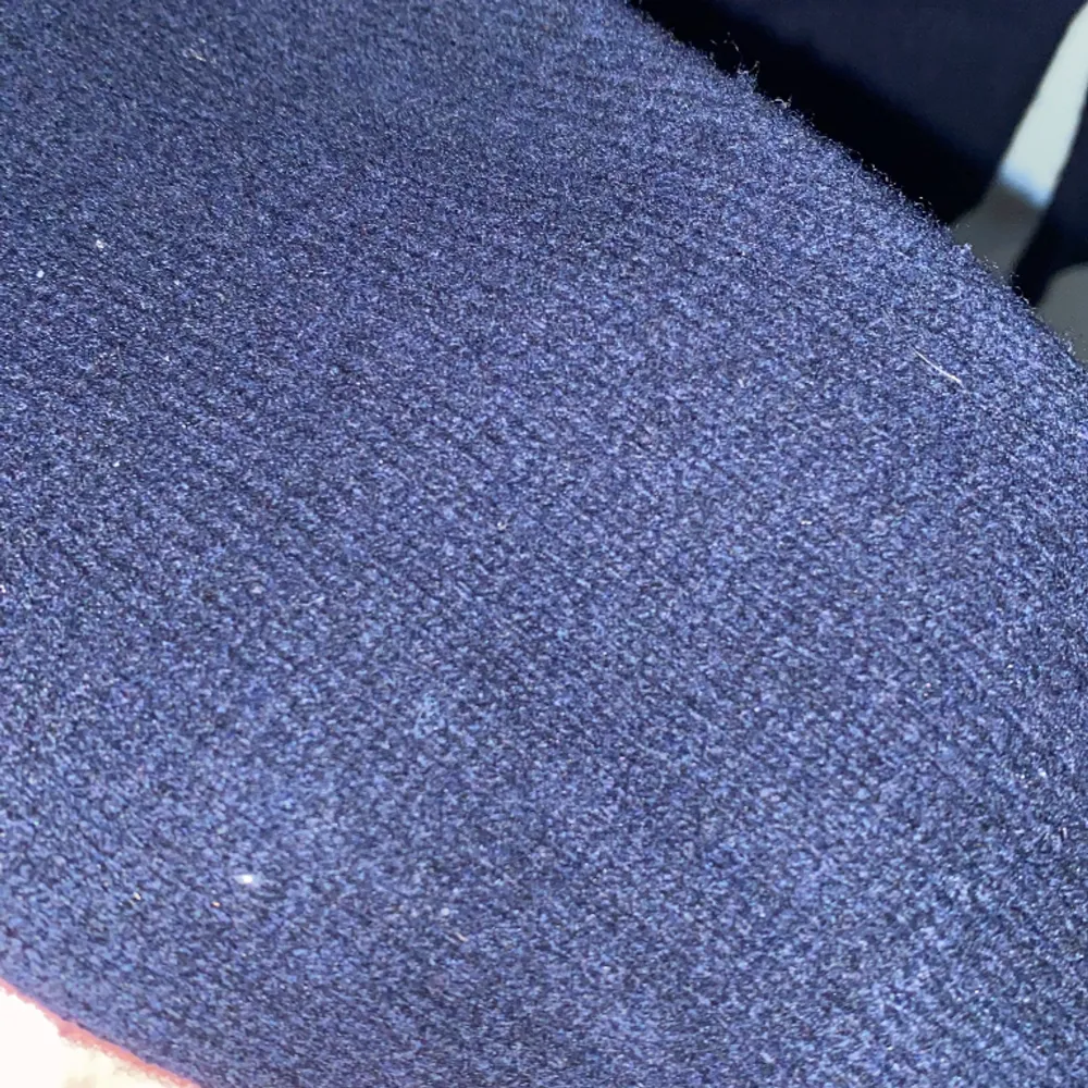 Tja vi har en stickad mörkblå tröja från hm som är en storlek small. Den passar allt från en storlek small nästan upp till Large.👍skicka iväg ett meddelande om ni har några frågor🤝pris kan diskuteras. Hoodies.