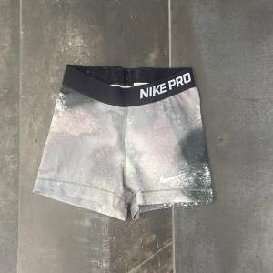 Nike pro shorts i strl xs. Super snygga som träningsshorts eller som vardagliga shorts. Perfekt till sommaren, fin grå färg, använda få tals gånger.