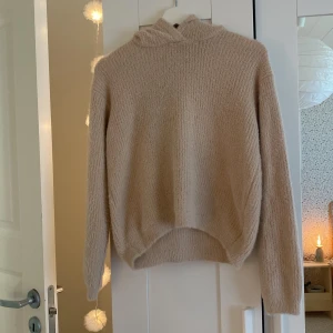 Luvtröja  - Jag säljer en virkad luvtröja i ett mjukt material i storlek 170 som inte används många gånger.