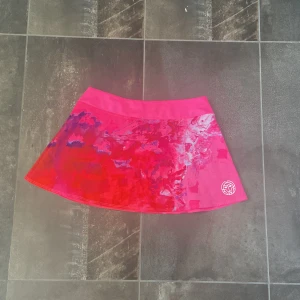 Tennis kjol - Tenniskjol från bidi Badu. Använd Max 3 ggr då den är i ett super bra skick. Det ingår inga shorts, inköpt för 300-400 kr på barnavdelningen strl 164, snare xs eller t.om xxs.