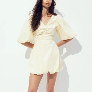 Gul klänning hm - Säljer denna underbara gula klänningen från hm med puffärmar/ ballongärmar. Puffklänning. Använd 1 gång.