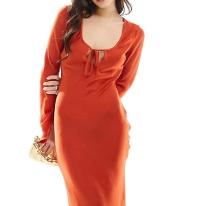 Asos design - Asos design klänning i satin  Terrakottafärgad miniklänning med långa armar och knytning fram Ny med lapp kvar 