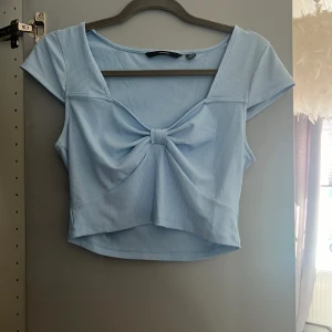 Söt topp från veromoda - Söt ljusblå topp från veromoda, aldrig använd